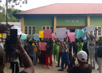 Aro Abeokuta: Nurses Take to streets, Protest Suspension Of Nursing student.