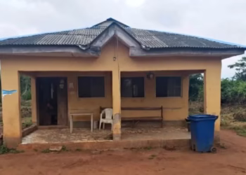 SHOCKING: Ogun State Health Center Becomes a Death Trap, as Pregnant Women Delivers on Bare Floor.